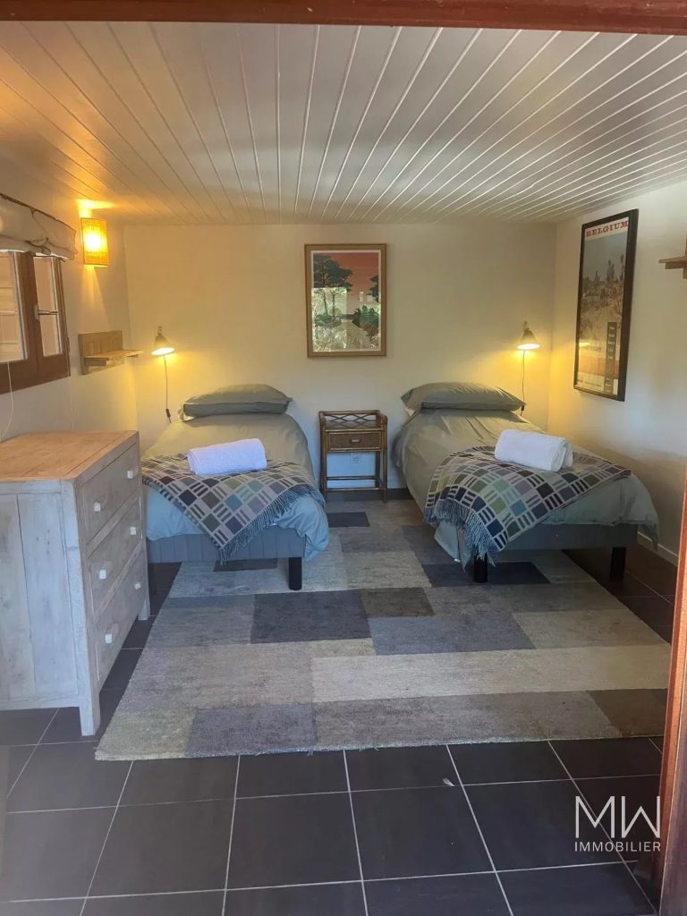 AGREABLE VILLA BOIS AVEC PISCINE AU PIED DU PHARE