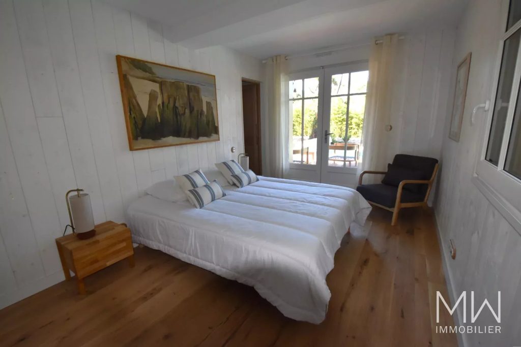 BELLE VILLA BOIS AVEC PISCINE AU PIED DU PHARE