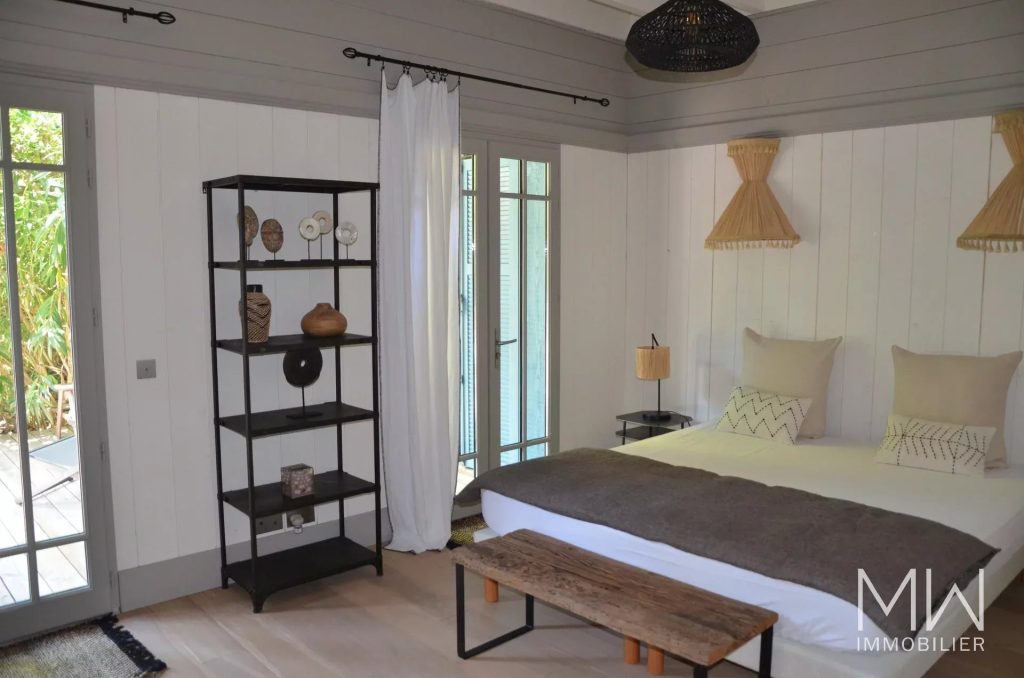 BELLE VILLA BOIS AVEC PISCINE DANS SON ECRIN DE VERDURE