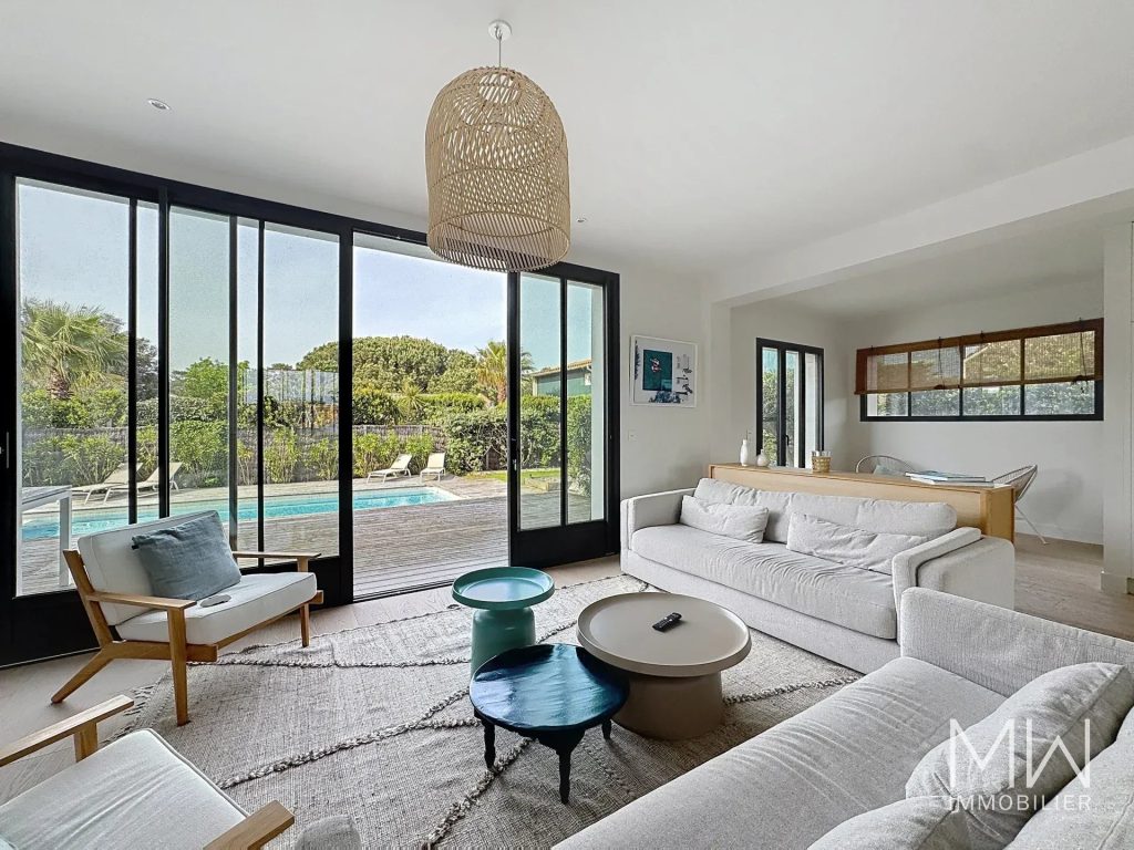 MAGNIFIQUE VILLA BOIS AVEC PISCINE