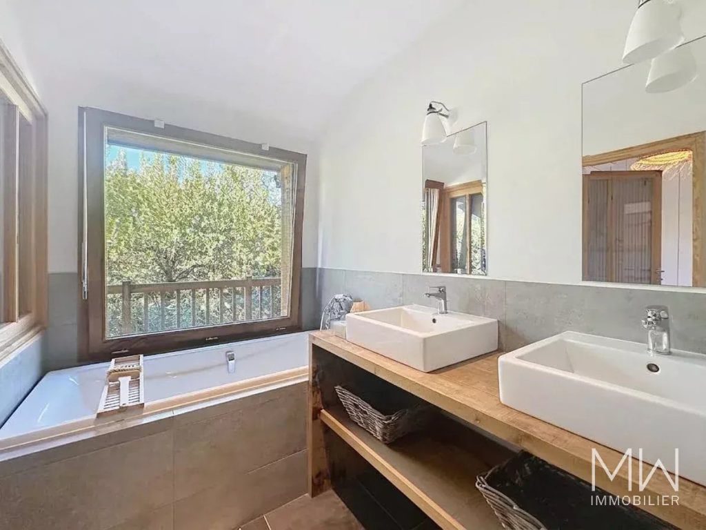 BELLE VILLA BOIS AVEC PISCINE