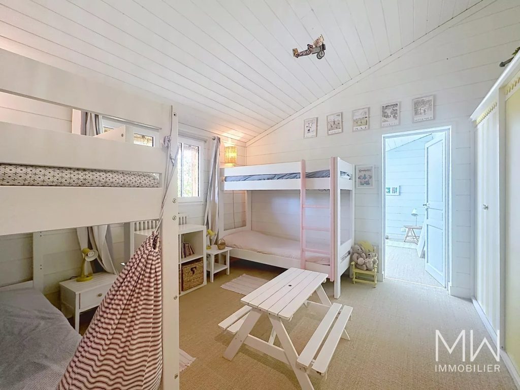 CHARMANTE VILLA BOIS SOUS LA PINEDE