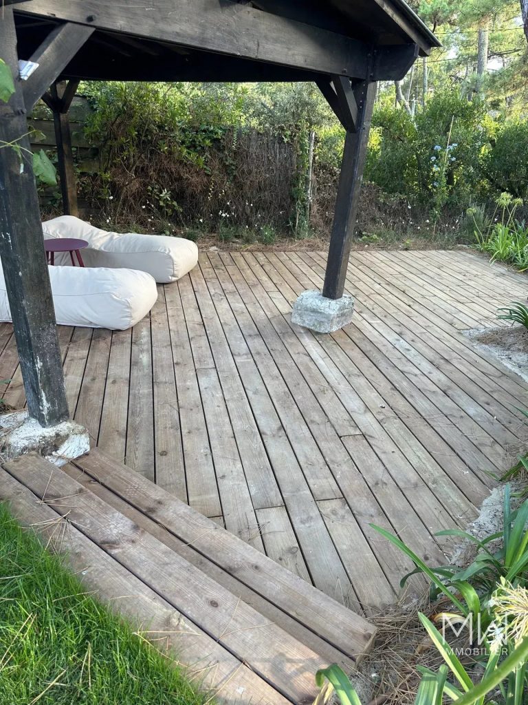 JOLIE VILLA BOIS