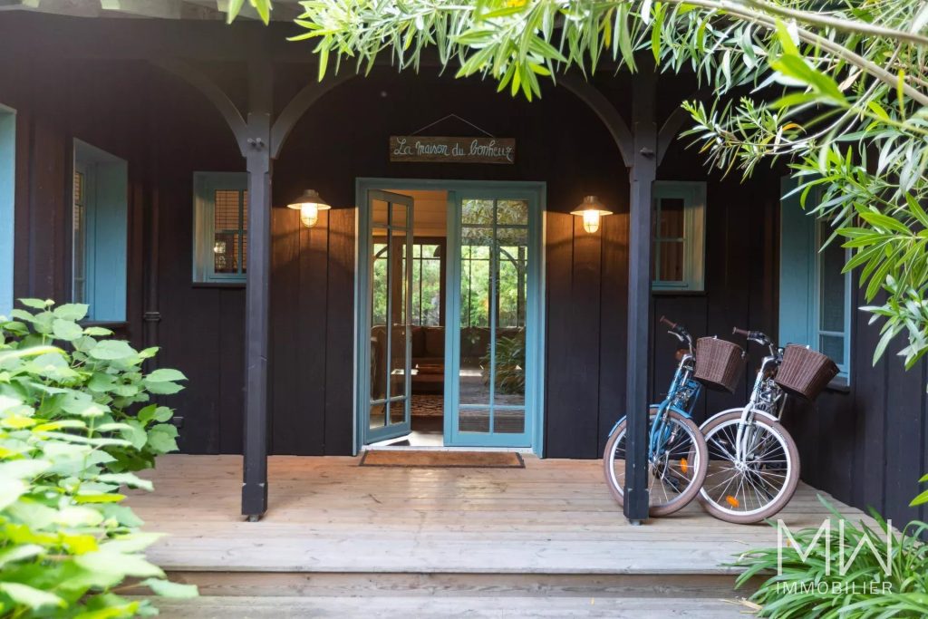 BELLE VILLA BOIS AVEC PISCINE DANS SON ECRIN DE VERDURE