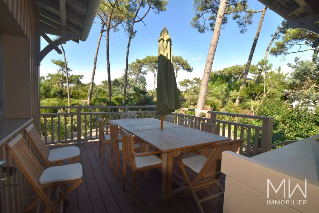 BELLE VILLA BOIS AVEC PISCINE AU PIED DU PHARE