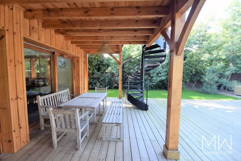 BELLE VILLA BOIS AVEC PISCINE