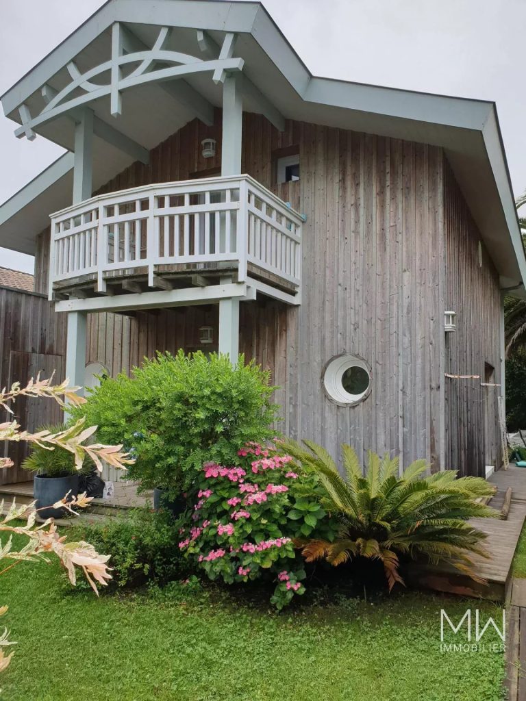 VILLA BOIS EN HYPER CENTRE