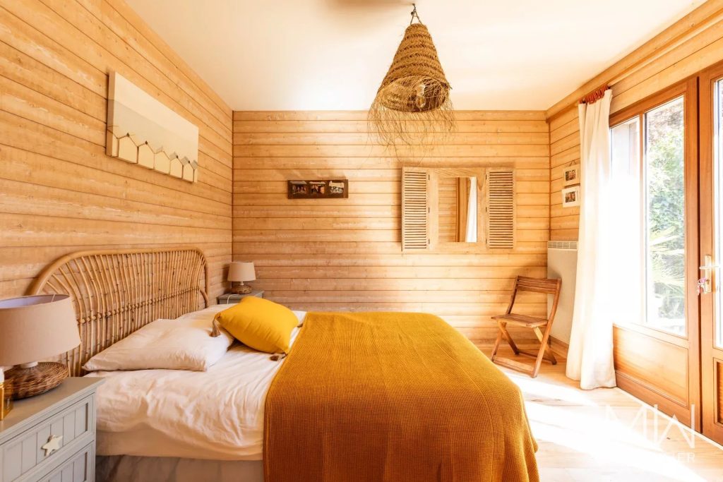 CHARMANTE ET PETITE VILLA BOIS