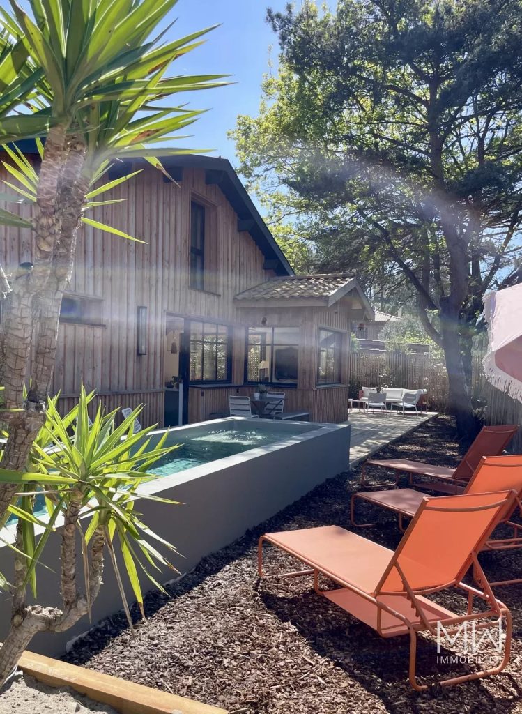 EN LISIERE DE FORET AVEC PISCINE