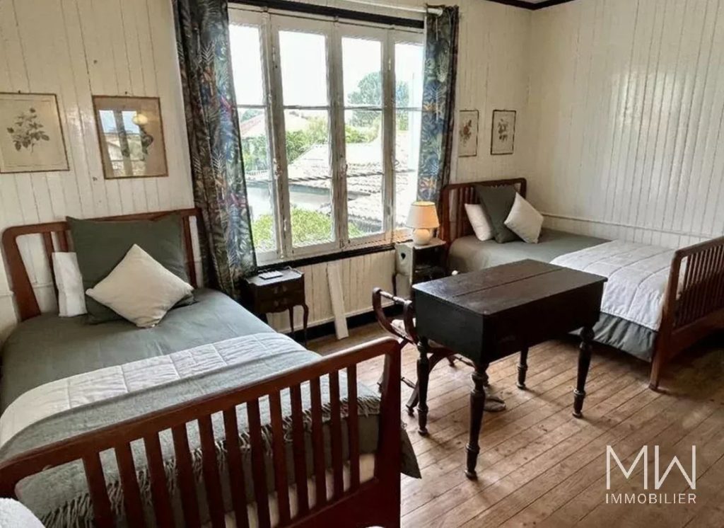 VILLA PLEINE DE CHARME EN 1ERE LIGNE