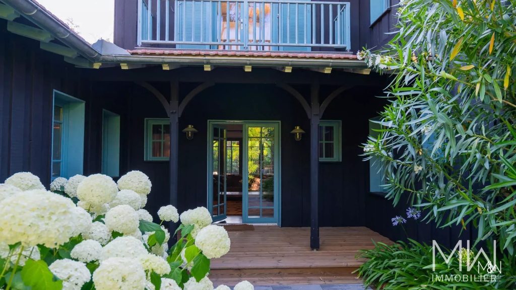 BELLE VILLA BOIS AVEC PISCINE DANS SON ECRIN DE VERDURE