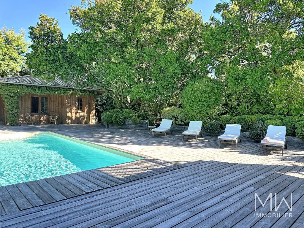 BELLE VILLA BOIS AVEC PISCINE