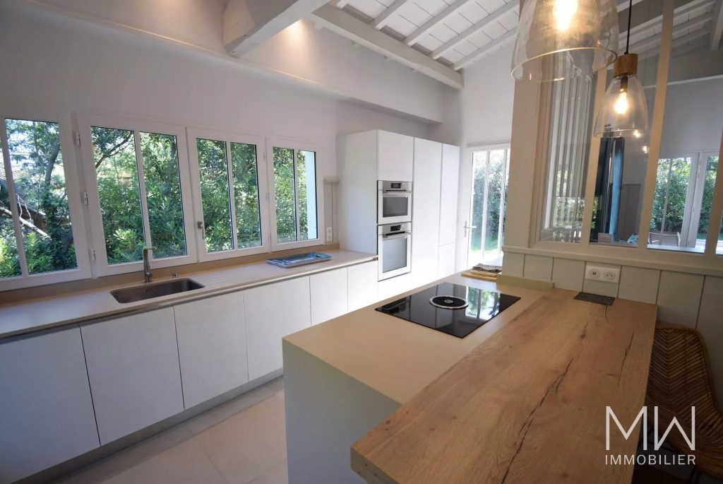 JOLIE VILLA BOIS AVEC PISCINE