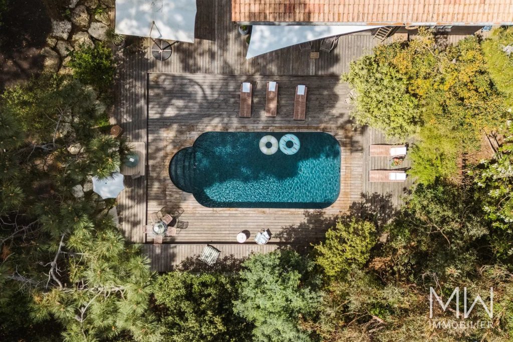 VILLA AVEC PISCINE SOUS LA PINEDE