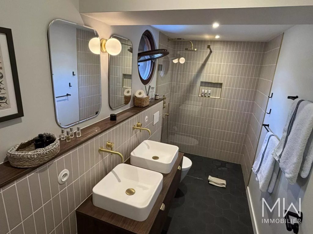 AGREABLE VILLA BOIS AVEC PISCINE AU PIED DU PHARE