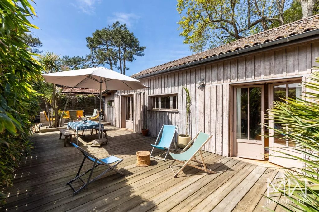 CHARMANTE ET PETITE VILLA BOIS