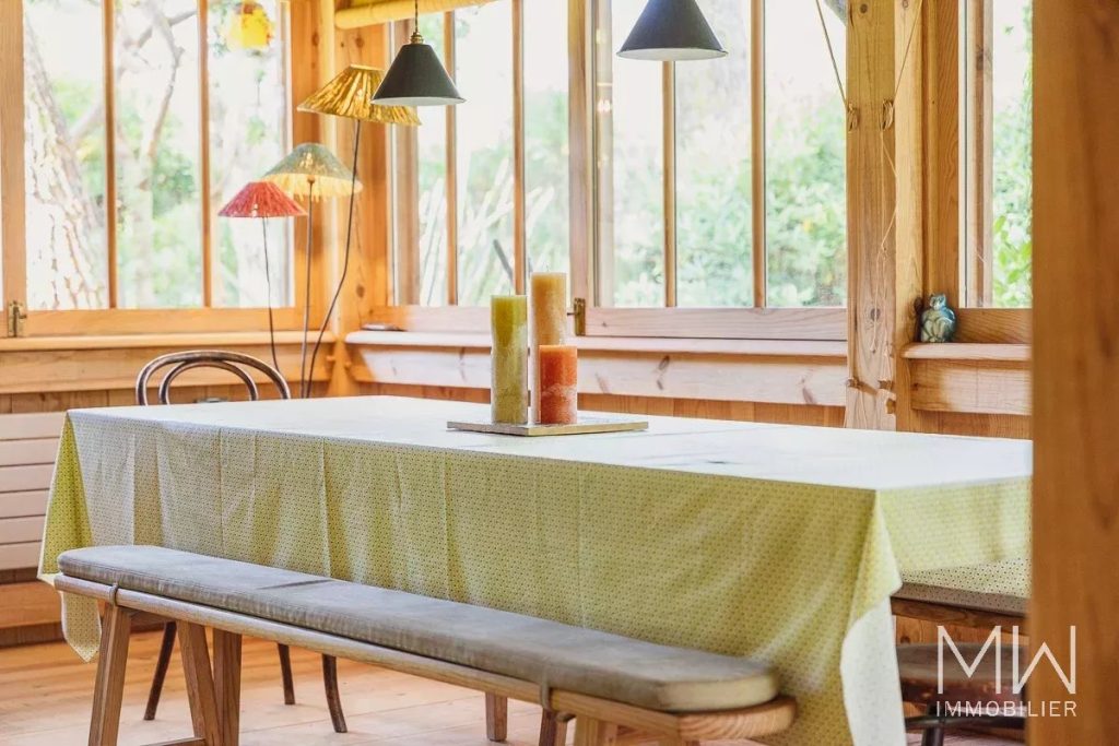 JOLIE VILLA BOIS