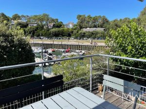 BEL APPARTEMENT FACE A L&rsquo;EAU