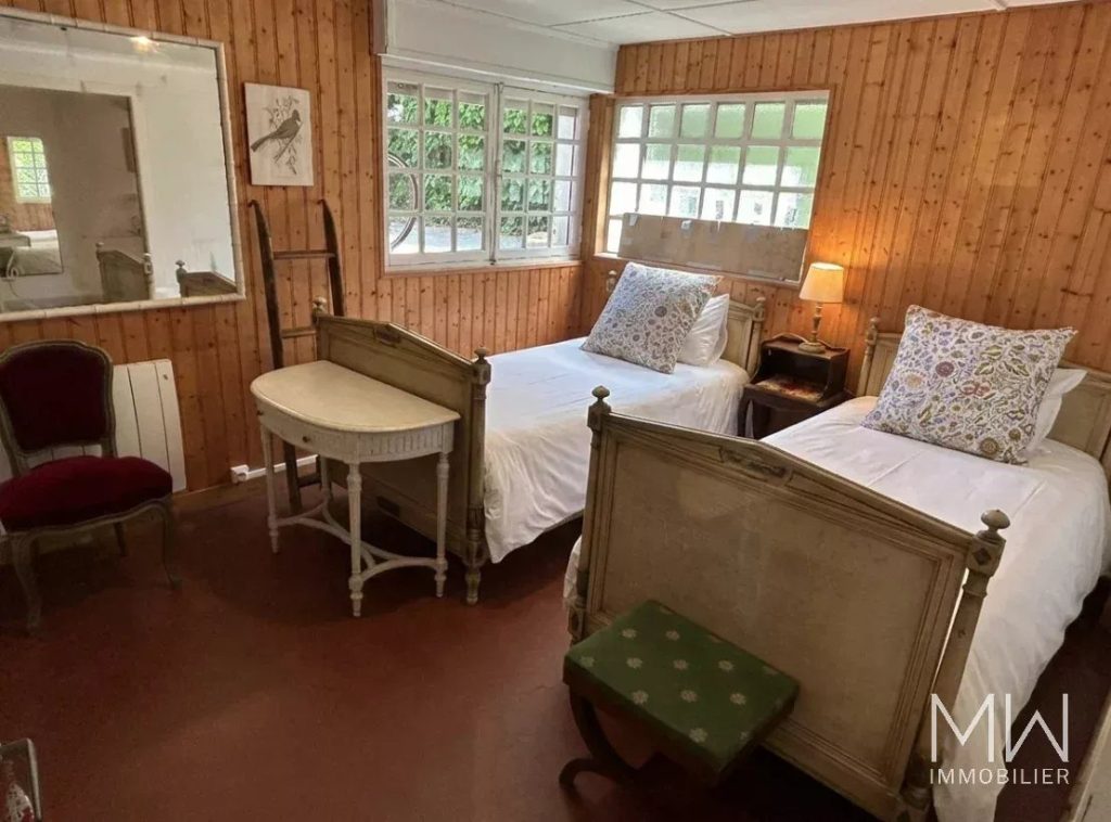 VILLA PLEINE DE CHARME EN 1ERE LIGNE
