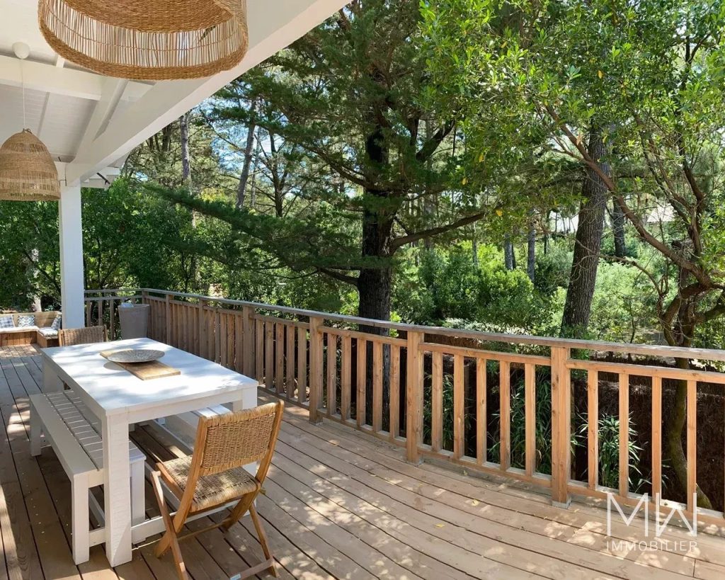 RAVISSANTE VILLA BOIS A LA POINTE
