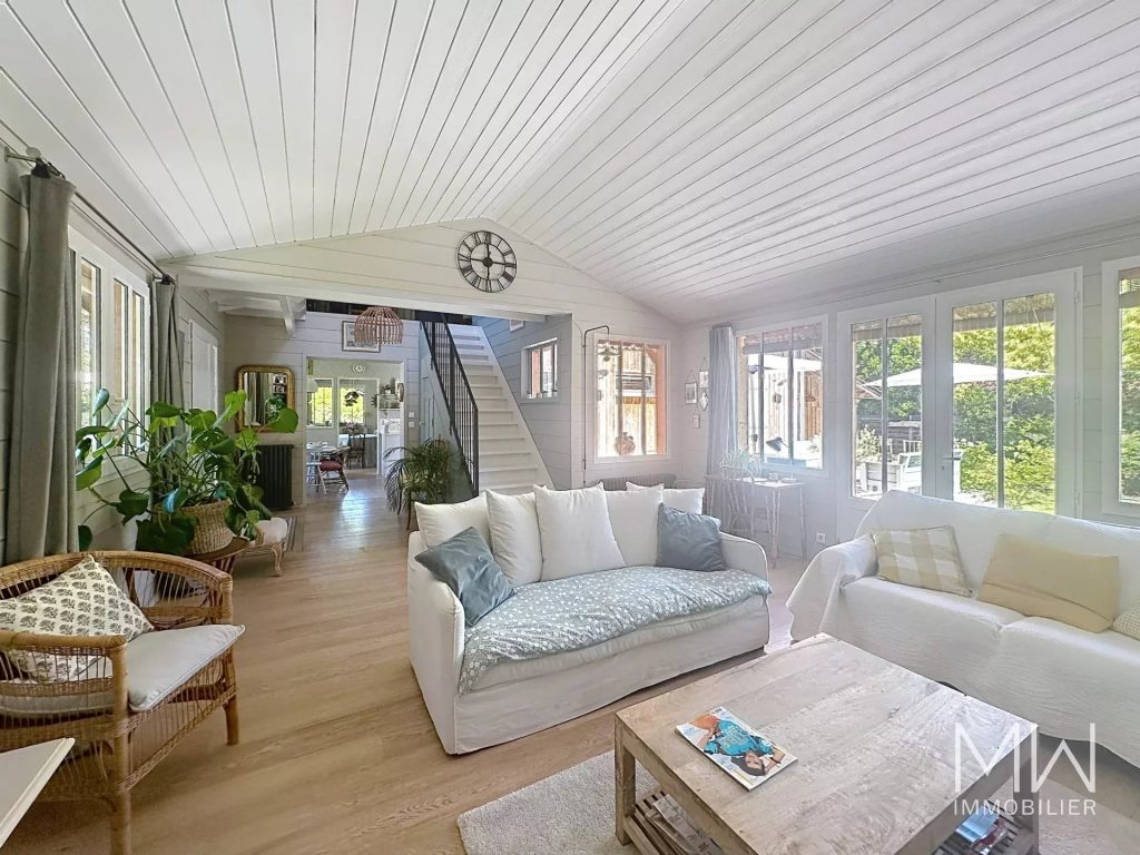 CHARMANTE VILLA BOIS SOUS LA PINEDE