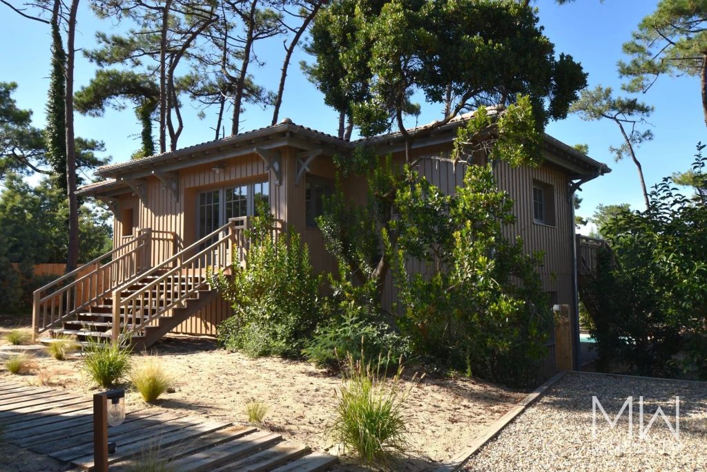 BELLE VILLA BOIS AVEC PISCINE AU PIED DU PHARE