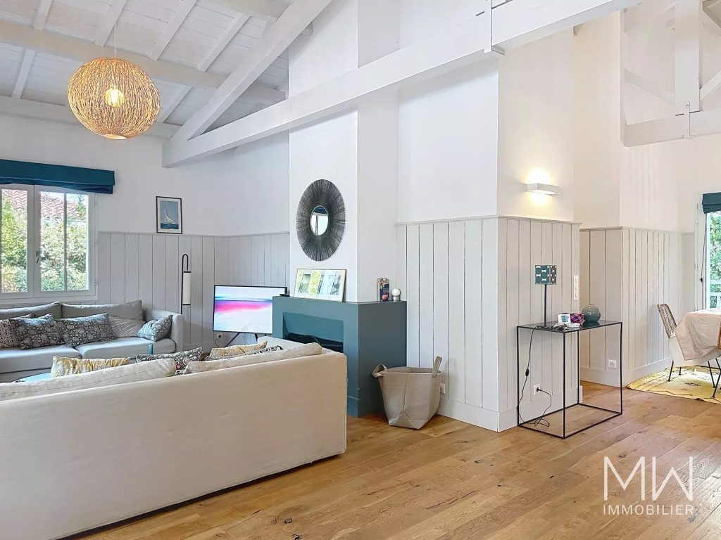 JOLIE VILLA BOIS AVEC PISCINE