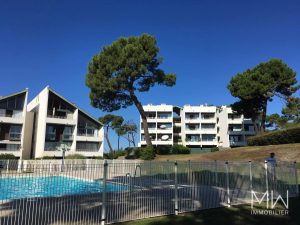 APPARTEMENT FACE AU BASSIN