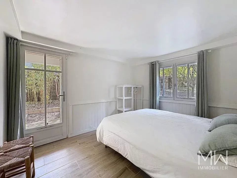 RAVISSANTE VILLA BOIS A LA POINTE