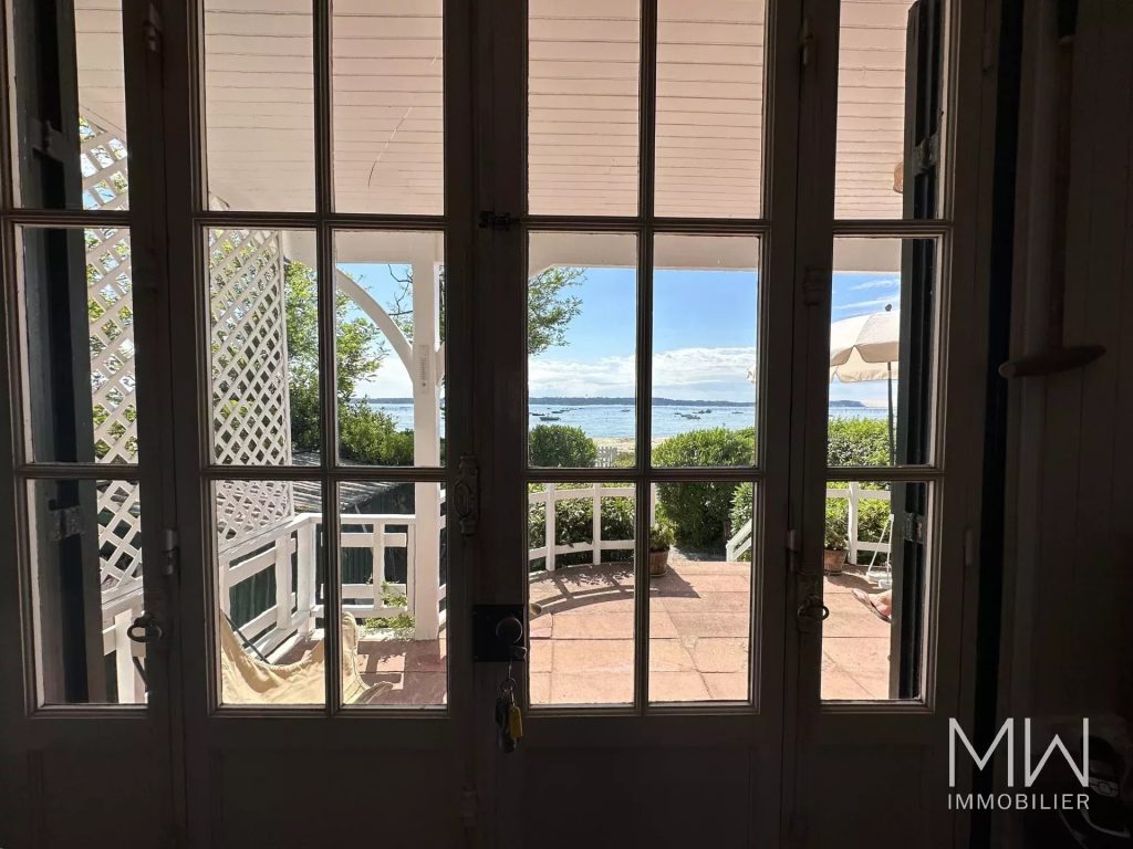 VILLA PLEINE DE CHARME EN 1ERE LIGNE