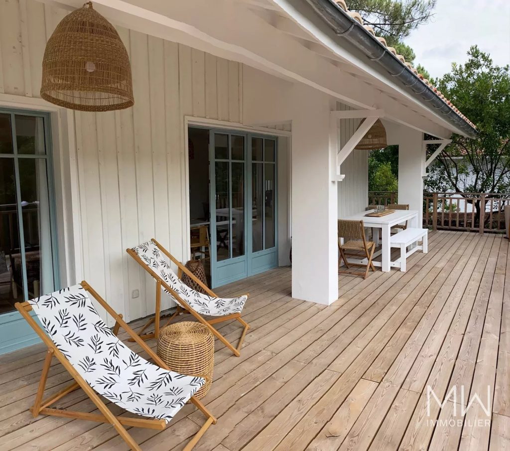 RAVISSANTE VILLA BOIS A LA POINTE