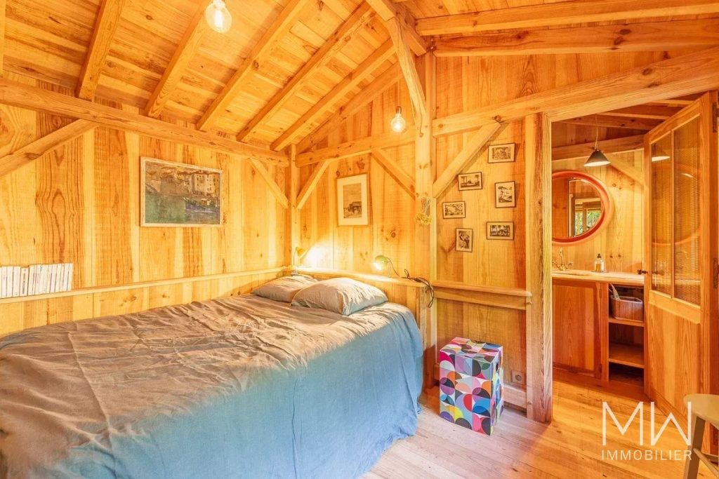JOLIE VILLA BOIS