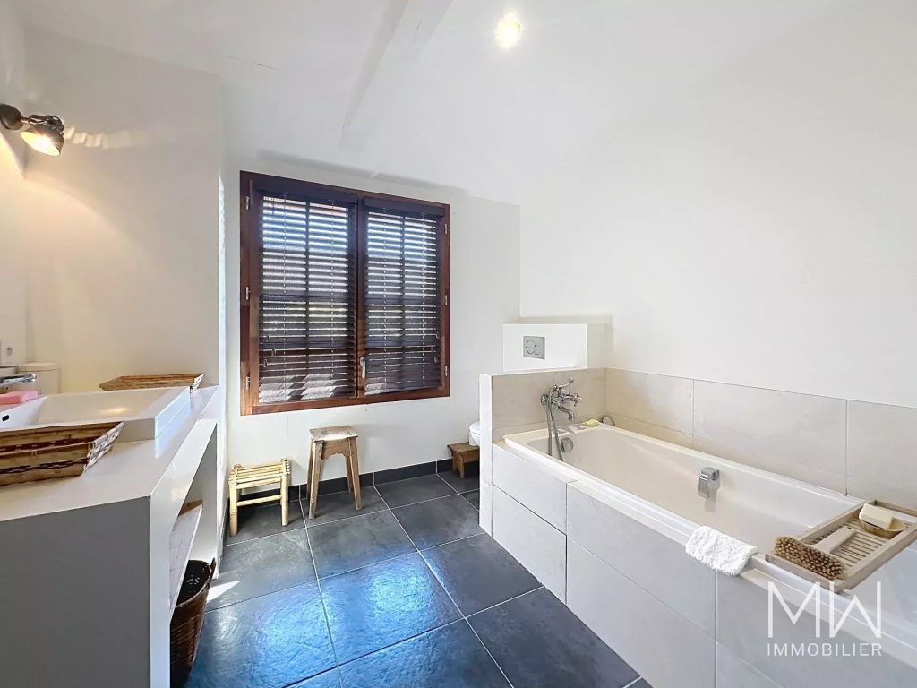 BELLE VILLA BOIS AVEC PISCINE