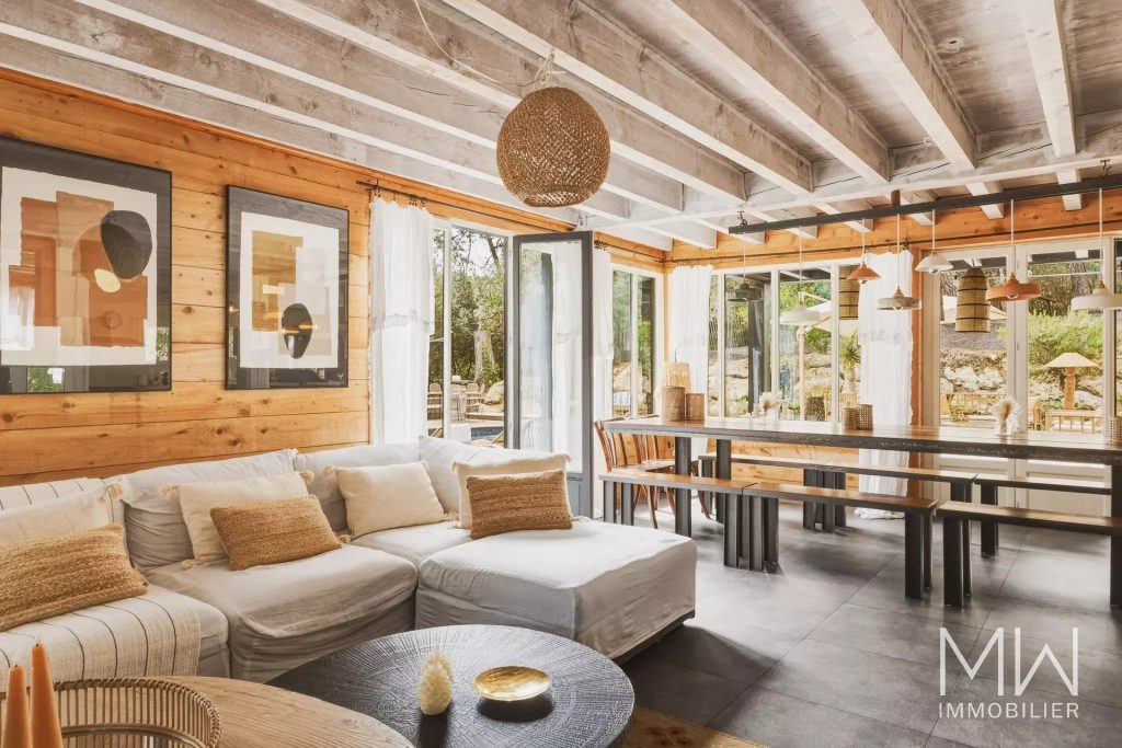 VILLA AVEC PISCINE SOUS LA PINEDE