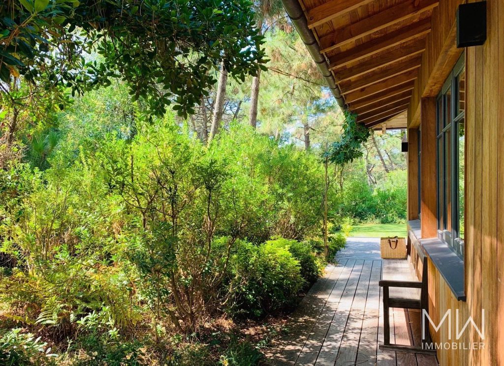 MAGNIFIQUE VILLA BOIS EN 1ERE LIGNE