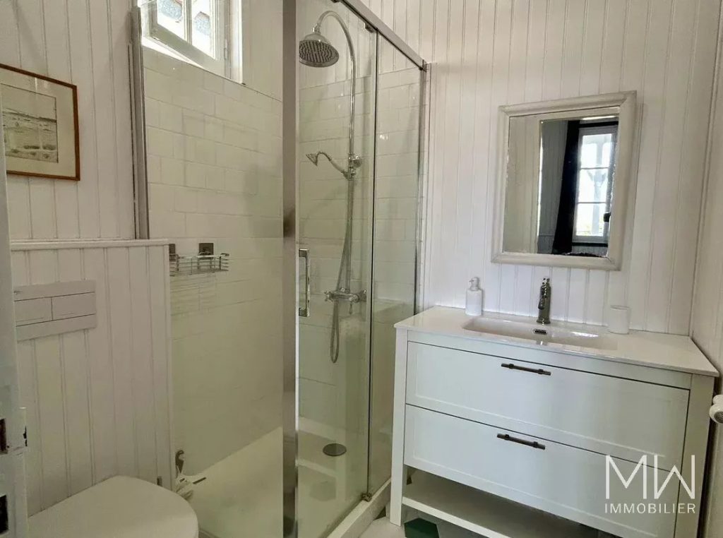 VILLA PLEINE DE CHARME EN 1ERE LIGNE