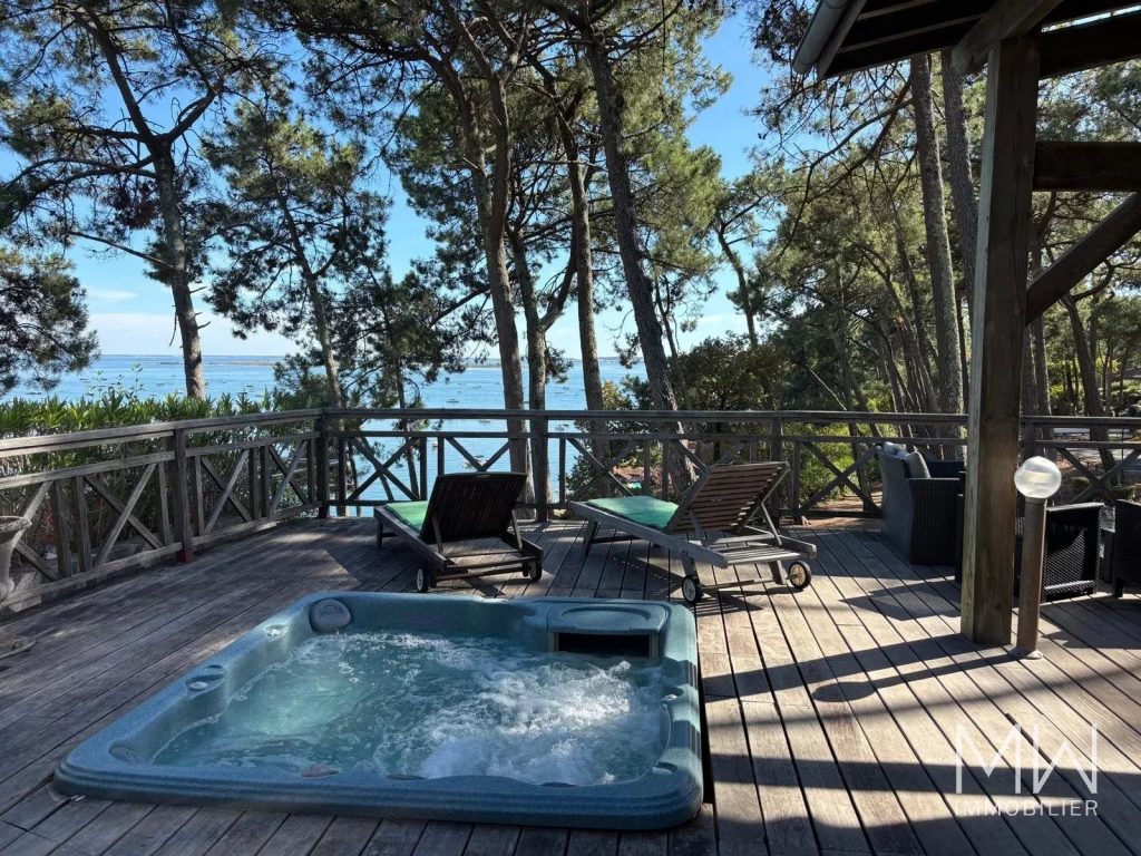 VILLA VUE BASSIN AVEC JACUZZI