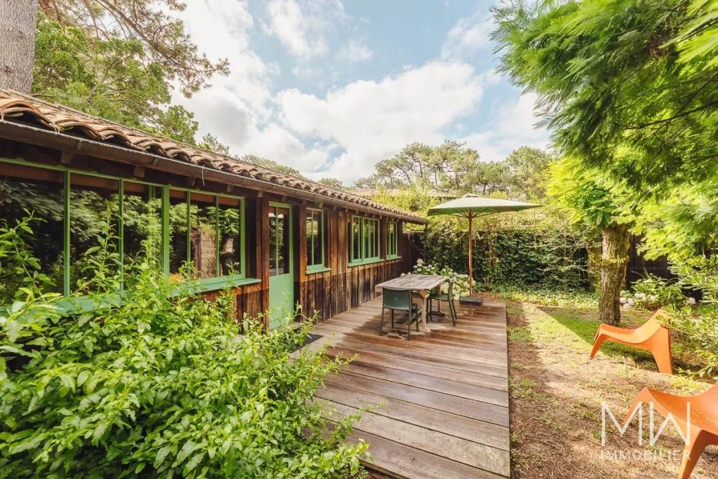 JOLIE VILLA BOIS