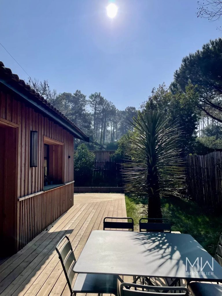 EN LISIERE DE FORET AVEC PISCINE