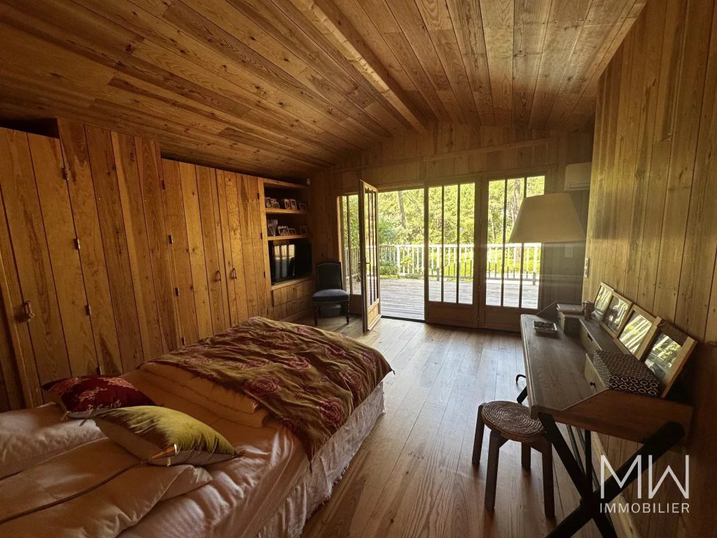 BELLE VILLA BOIS AVEC PISCINE
