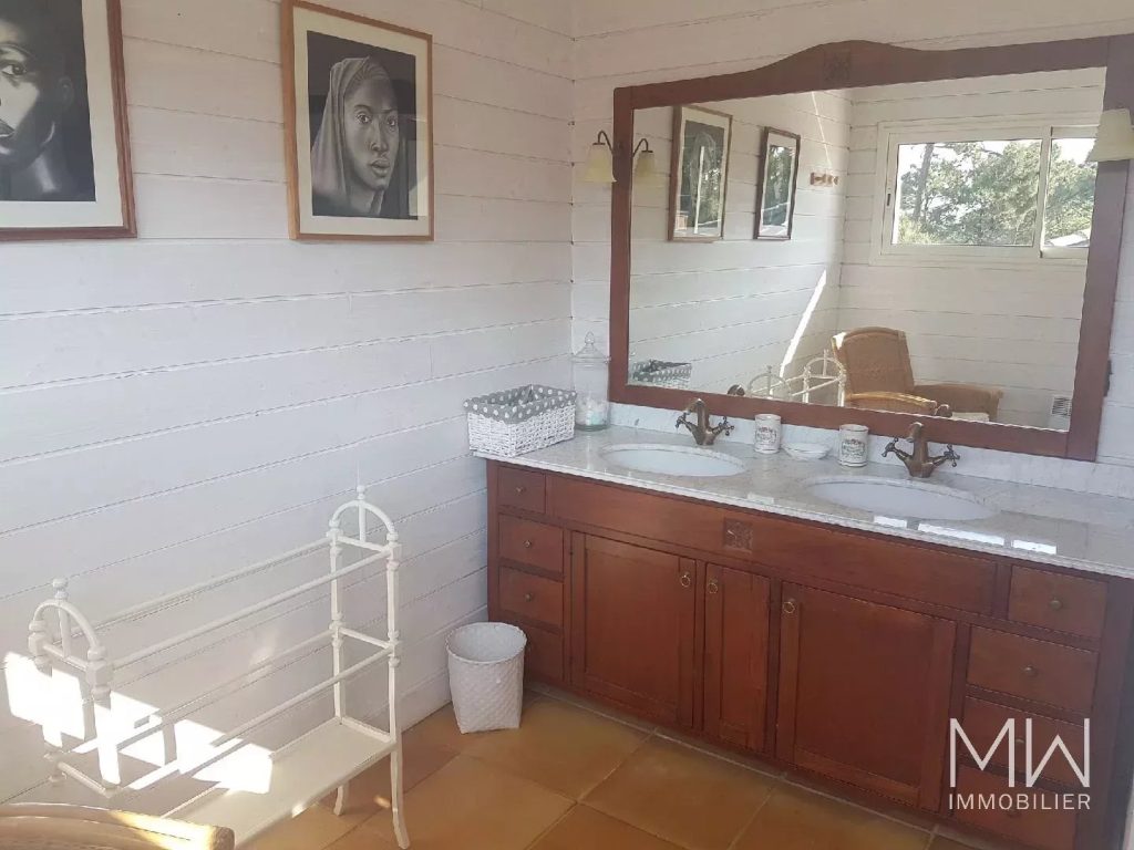 VILLA AVEC PISCINE AU CALME