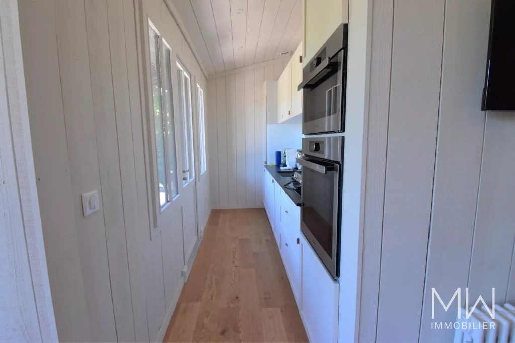 CHARMANTE VILLA BOIS AU COEUR DU VILLAGE