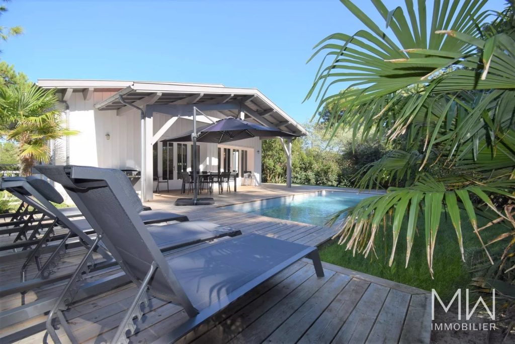 JOLIE VILLA BOIS AVEC PISCINE
