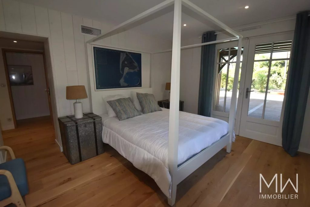 BELLE VILLA BOIS AVEC PISCINE AU PIED DU PHARE