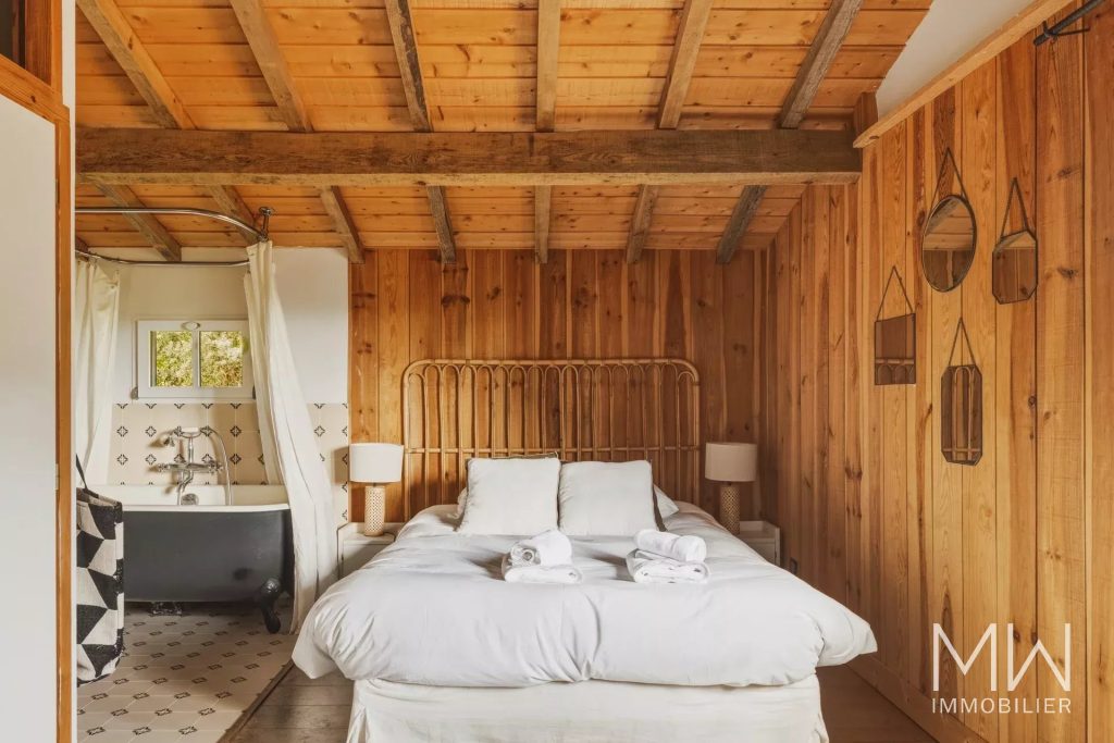 VILLA AVEC PISCINE SOUS LA PINEDE