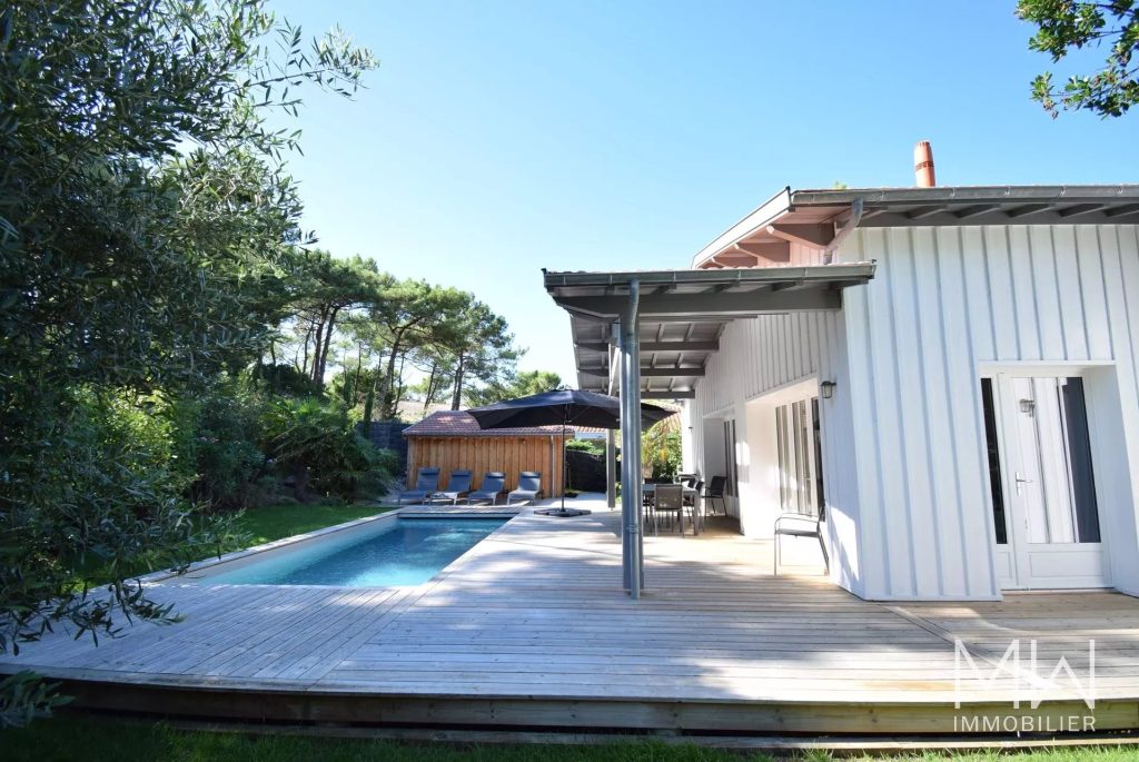 JOLIE VILLA BOIS AVEC PISCINE