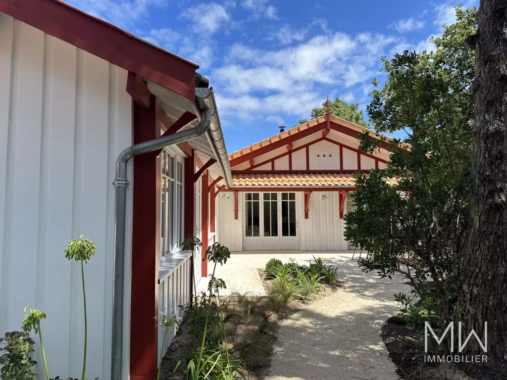 JOLIE VILLA BOIS