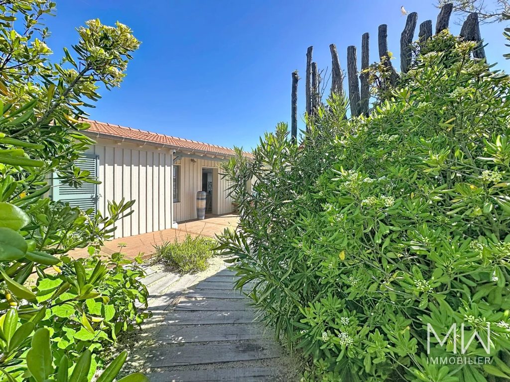 ADORABLE VILLA FACE AU BASSIN