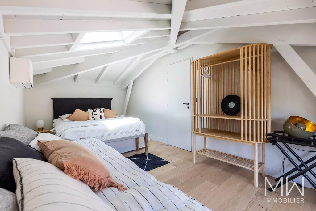 MAGNIFIQUE VILLA BOIS AVEC PISCINE