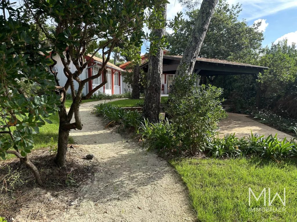 JOLIE VILLA BOIS